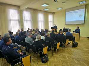 Zdjęcie przedstawia policjantów podczas narady rocznej w Komendzie Powiatowej Policji w Żywcu