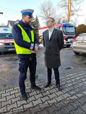 Zdjęcia przedstawiają akcję świeć przykładem w gminach Gilowice i Ślemień