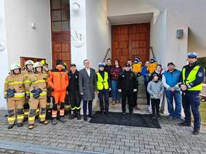 Zdjęcia przedstawiają akcję świeć przykładem w gminach Gilowice i Ślemień