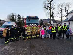 Zdjęcia przedstawiają akcję świeć przykładem w gminach Gilowice i Ślemień