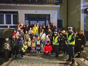 Zdjęcia przedstawiają akcję świeć przykładem w gminach Gilowice i Ślemień