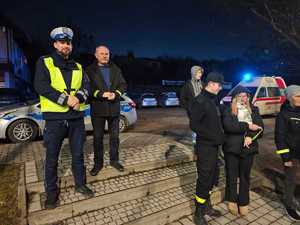 Zdjęcia przedstawiają akcję świeć przykładem w gminach Gilowice i Ślemień