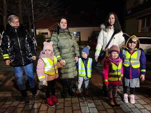 Zdjęcia przedstawiają akcję świeć przykładem w gminach Gilowice i Ślemień