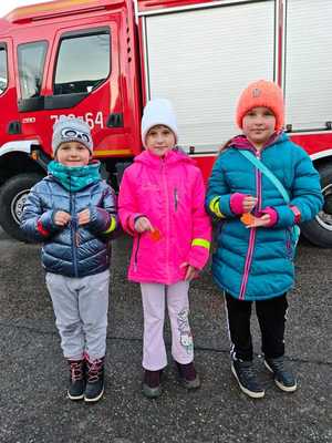 Zdjęcia przedstawiają akcję świeć przykładem w gminach Gilowice i Ślemień
