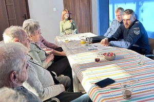 Zdjęcie przedstawia dzielnicowych Komendy Powiatowej Policji w Żywcu podczas spotkania z seniorami w klubie Akwarium w Żywcu