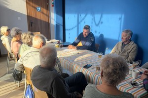 Zdjęcie przedstawia dzielnicowych Komendy Powiatowej Policji w Żywcu podczas spotkania z seniorami w klubie Akwarium w Żywcu