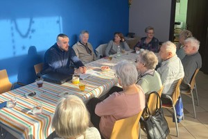 Zdjęcie przedstawia dzielnicowych Komendy Powiatowej Policji w Żywcu podczas spotkania z seniorami w klubie Akwarium w Żywcu