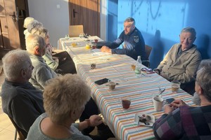 Zdjęcie przedstawia dzielnicowych Komendy Powiatowej Policji w Żywcu podczas spotkania z seniorami w klubie Akwarium w Żywcu
