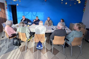 Zdjęcie przedstawia dzielnicowych Komendy Powiatowej Policji w Żywcu podczas spotkania z seniorami w klubie Akwarium w Żywcu