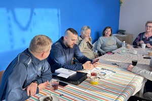 Zdjęcie przedstawia dzielnicowych Komendy Powiatowej Policji w Żywcu podczas spotkania z seniorami w klubie Akwarium w Żywcu