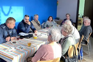 Zdjęcie przedstawia dzielnicowych Komendy Powiatowej Policji w Żywcu podczas spotkania z seniorami w klubie Akwarium w Żywcu