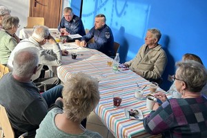 Zdjęcie przedstawia dzielnicowych Komendy Powiatowej Policji w Żywcu podczas spotkania z seniorami w klubie Akwarium w Żywcu