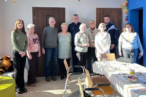 Zdjęcie przedstawia dzielnicowych Komendy Powiatowej Policji w Żywcu podczas spotkania z seniorami w klubie Akwarium w Żywcu