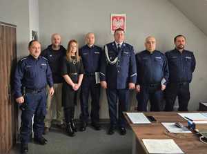 Pracownica i Policjanci z Komisariatu Policji w Łodygowicach z Pierwszym Zastepcą Komendanta Powiatowego Policji w Żywcu