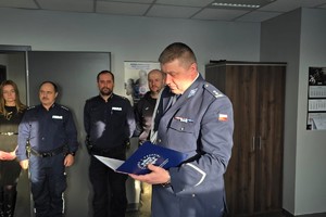 Zdjęcie przedstawia Pierwszego Zastepce Komendanta Powiatowego Policji w Żywcu podczas odczytywania rozkazów dla Komendantów w Łodygowicach