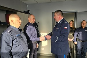Zdjęcie przedstawia Pierwszego Zastepce Komendanta Powiatowego Policji w Żywcu podczas odczytywania rozkazów dla Komendantów w Łodygowicach