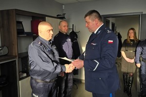 Zdjęcie przedstawia Pierwszego Zastepce Komendanta Powiatowego Policji w Żywcu podczas odczytywania rozkazów dla Komendantów w Łodygowicach