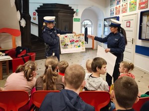 zdjęcie kolorowe, policjantki prezentują plakat