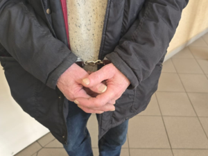 zdjęcie kolorowe, ręce w kajdankach