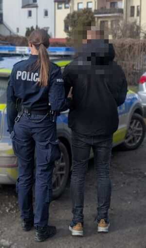 Zdjęcie przedstawia zatrzymanego sprawcę przemocy domowej