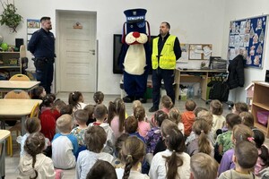 Zdjęcie przedstawia policjantów i młodzież szkolną podczas akcji "Dzień Bezpieczeństwa"