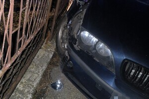 Zdjęcie przedstawia samochód BMW po kolizji