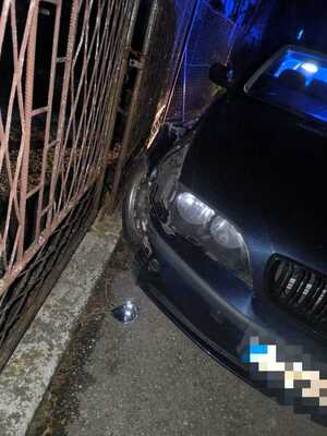 Zdjęcie przedstawia samochód BMW po kolizji