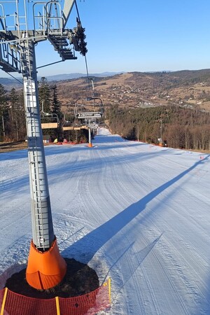 Zdjęcie przedstawia uczestników siódmych wojewódzkich mistrzostw policji w narciarstwie alpejskim