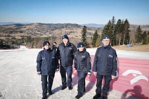 Zdjęcie przedstawia uczestników siódmych wojewódzkich mistrzostw policji w narciarstwie alpejskim
