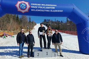 Zdjęcie przedstawia uczestników siódmych wojewódzkich mistrzostw policji w narciarstwie alpejskim