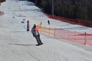 Zdjęcie przedstawia uczestników siódmych wojewódzkich mistrzostw policji w narciarstwie alpejskim