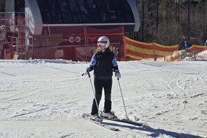 Zdjęcie przedstawia uczestników siódmych wojewódzkich mistrzostw policji w narciarstwie alpejskim