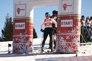 Zdjęcie przedstawia uczestników siódmych wojewódzkich mistrzostw policji w narciarstwie alpejskim