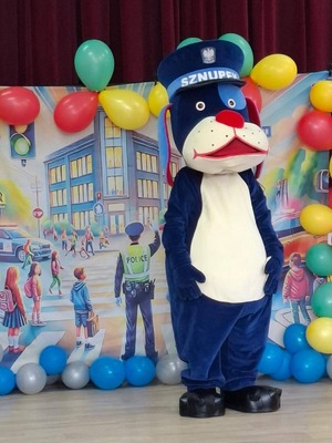 Zdjęcie przedstawia uczestników trzynastego międzyprzedszkolnego konkursu wiedzy "Bezpieczny przedszkolak - Bezpieczna Droga do Przedszkola"