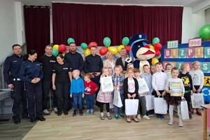 Zdjęcie przedstawia uczestników trzynastego międzyprzedszkolnego konkursu wiedzy "Bezpieczny przedszkolak - Bezpieczna Droga do Przedszkola"