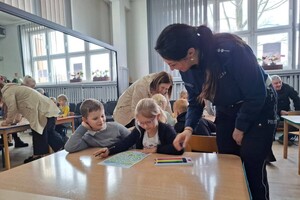 Zdjęcie przedstawia uczestników trzynastego międzyprzedszkolnego konkursu wiedzy "Bezpieczny przedszkolak - Bezpieczna Droga do Przedszkola"