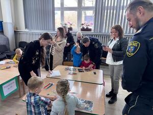 Zdjęcie przedstawia uczestników trzynastego międzyprzedszkolnego konkursu wiedzy "Bezpieczny Przedszkolak - Bezpieczna droga do przedszkola"