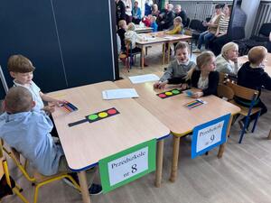 Zdjęcie przedstawia uczestników trzynastego międzyprzedszkolnego konkursu wiedzy "Bezpieczny Przedszkolak - Bezpieczna droga do przedszkola"