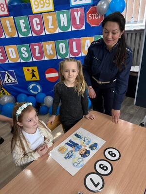 Zdjęcie przedstawia uczestników trzynastego międzyprzedszkolnego konkursu wiedzy "Bezpieczny Przedszkolak - Bezpieczna droga do przedszkola"