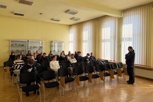 Zdjęcie przedstawia uczniów szkół ponadpodstawowych podczas dnia przedsiębiorczości w żywieckiej komendzie policji