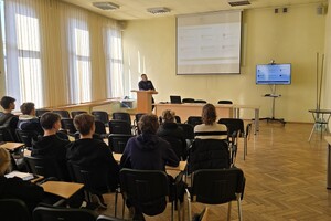 Zdjęcie przedstawia uczniów szkół ponadpodstawowych podczas dnia przedsiębiorczości w żywieckiej komendzie policji