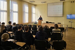 Zdjęcie przedstawia uczniów szkół ponadpodstawowych podczas dnia przedsiębiorczości w żywieckiej komendzie policji
