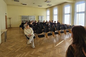 Zdjęcie przedstawia uczniów szkół ponadpodstawowych podczas dnia przedsiębiorczości w żywieckiej komendzie policji