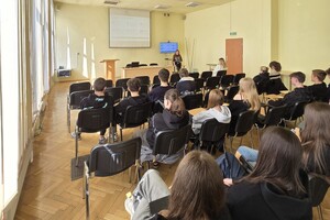 Zdjęcie przedstawia uczniów szkół ponadpodstawowych podczas dnia przedsiębiorczości w żywieckiej komendzie policji