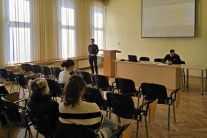 Zdjęcie przedstawia uczniów szkół ponadpodstawowych podczas dnia przedsiębiorczości w żywieckiej komendzie policji