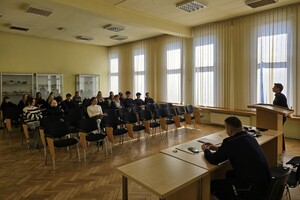 Zdjęcie przedstawia uczniów szkół ponadpodstawowych podczas dnia przedsiębiorczości w żywieckiej komendzie policji