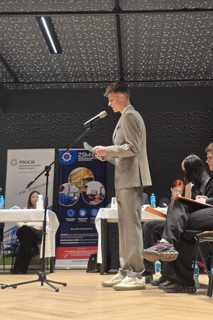 Zdjęcie przedstawia uczestników debaty oksfordzkiej Stop Klatka dla Hejtu