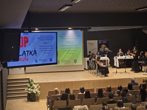 Zdjęcie przedstawia uczestników debaty oksfordzkiej Stop Klatka dla Hejtu