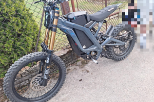 Zdjęcie przedstawia motocykl elektryczny