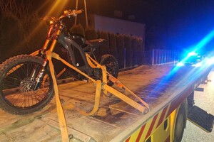 Zdjęcie przedstawia motocykl elektryczny